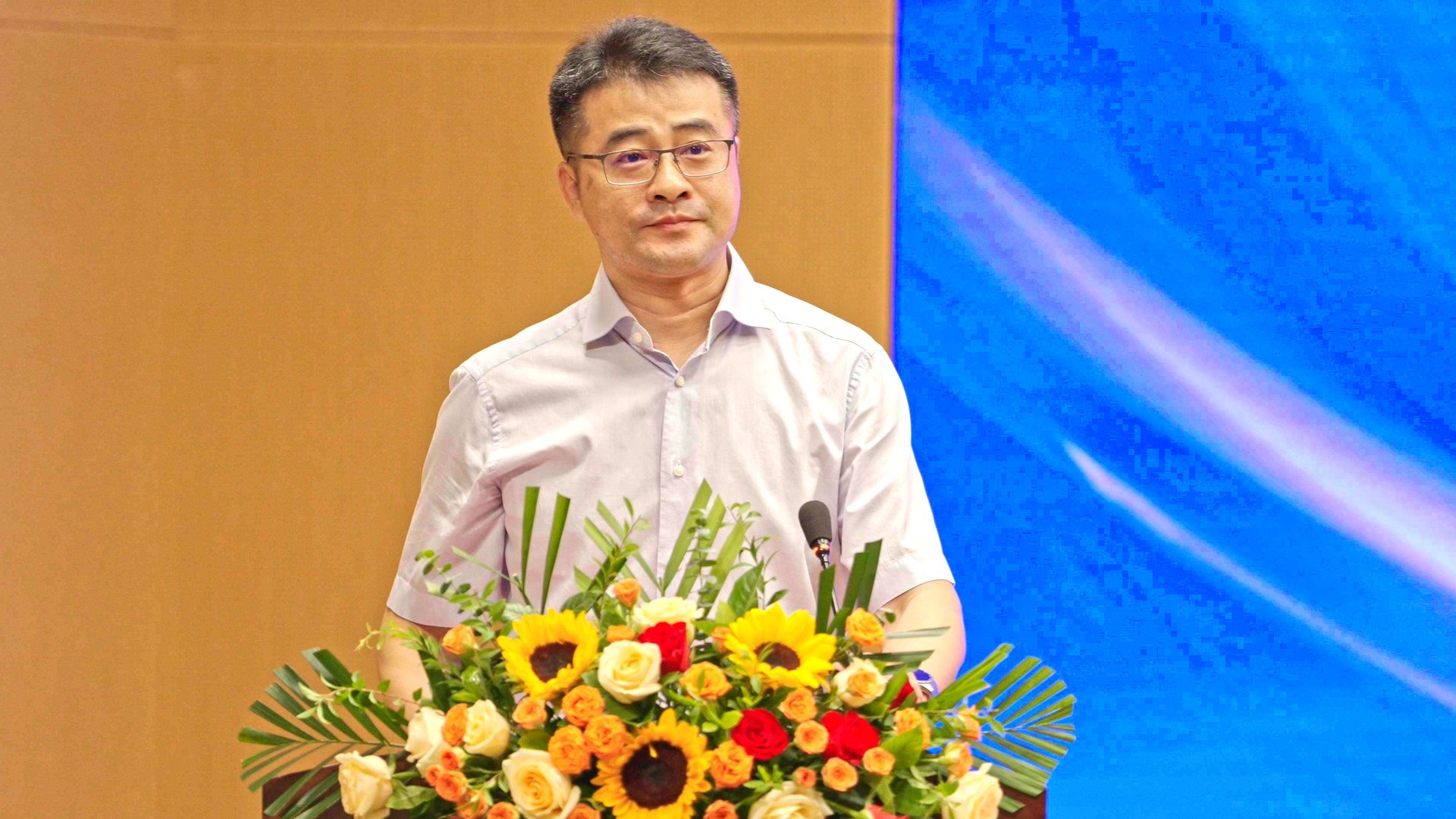 吉林大学第一医院院长、党委副书记刘彬宣读专家名单
